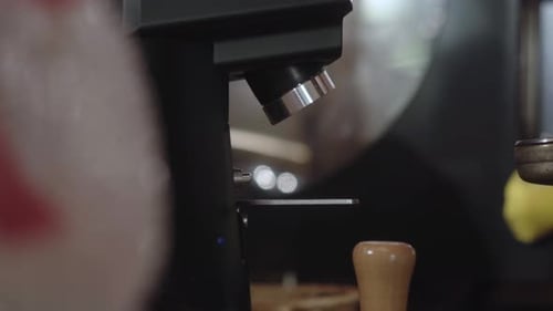 Der Halter ist in eine Kaffeemühle eingebaut und ermöglicht das Befüllen mit frisch gemahlenem Kaffee, Kaffeestufen