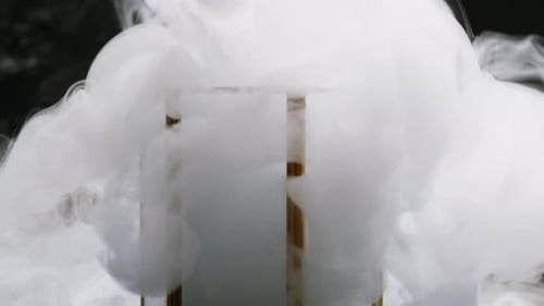 Cone de vidro sobre fundo preto em fumaça, experimento químico, closeup, neblina, fumaça, vapor, textura