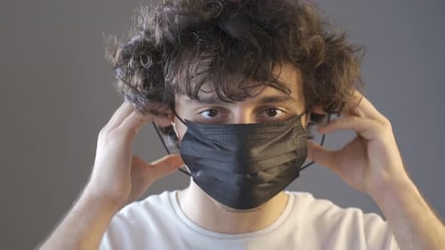 Joven con una máscara quirúrgica.