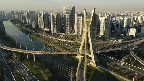 Drone voando em direção a Estaiadas, Ponte Octavio Frias, Rio Pinheiros, Distrito Financeiro, São Paulo