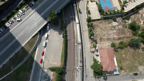 Luftseilbahn und Straße
