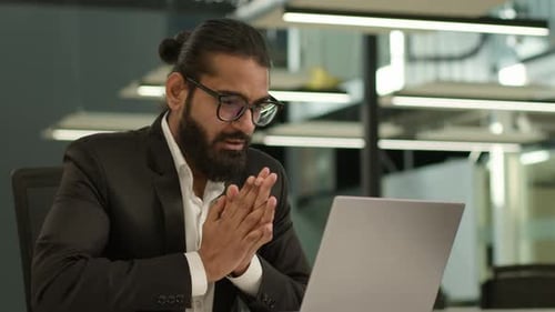 Nachdenklich denkender Geschäftsmann, indischer Bauch, arabischer Geschäftsmann, Chef, Chef, Arbeitgeber, männlich, Muslim
