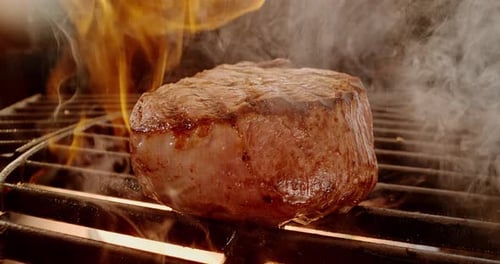 Rindersteak auf Grillrost grillen