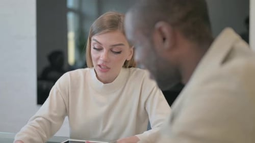 Gros plan d'une jeune femme parlant avec un homme africain