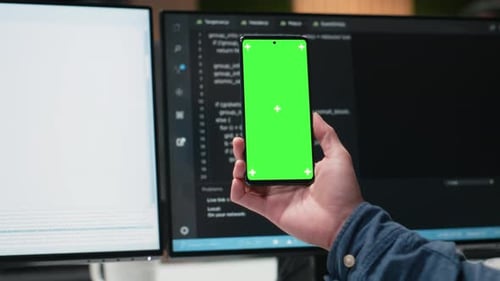 Teléfono móvil con pantalla aislada utilizado por el administrador en el lugar de trabajo de la empresa