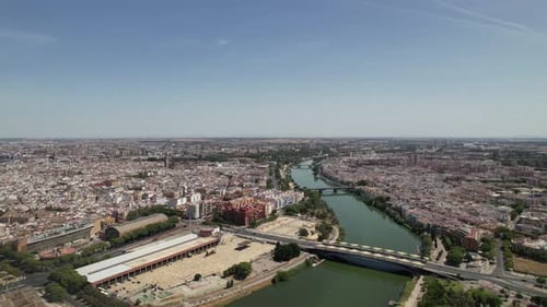 Drone voando acima do famoso rio Guadalquivir, no centro da cidade de Sevilha. Drone para frente, beleza