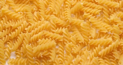 Nudel-Hintergrund, Makroansicht von trockenen, authentischen italienischen Fusilli