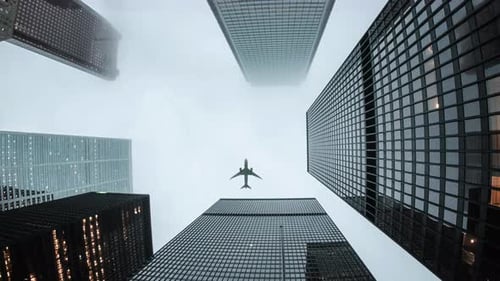 Flugzeug fliegt über Bürogebäude im Geschäftsviertel