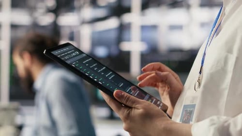 Nahaufnahme der Codierung des Rechenzentrumssystemadministrators auf dem Tablet