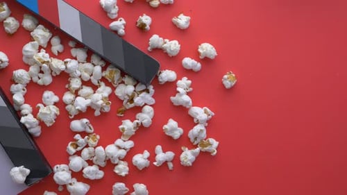 Movie Clapper Board et fond rouge de pop-corn