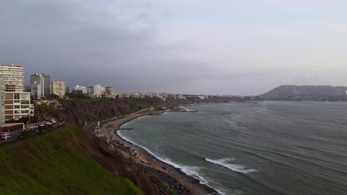 Imágenes de Zumbido de la costa de Lima, Perú, durante la puesta de sol