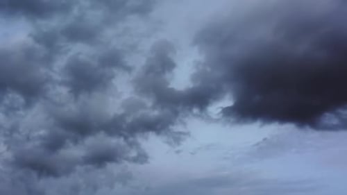 Der fesselnde Zeitraffer zeigt dunkle Wolken, die sich majestätisch über den Himmel bewegen und eine bedrohliche Atmosphäre erzeugen