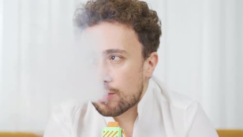Un homme qui aime les cigarettes électroniques.