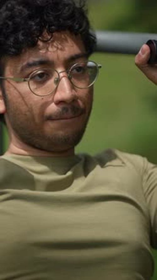 Una persona joven que participa con entusiasmo en diversas actividades de entrenamiento físico al aire libre