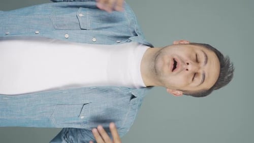 Vidéo verticale de La température élevée de l'air étouffe l'homme.