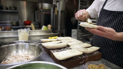 Tablier De Cuisine Commercial Au Pesto Tartiné Sur Du Pain, Chef