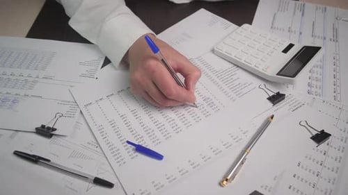 Analysez les données financières à l'aide de documents et d'une calculatrice pour obtenir des résultats et des informations précis