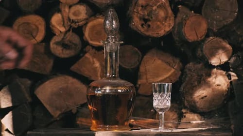 Cognac versé dans le verre de la bouteille