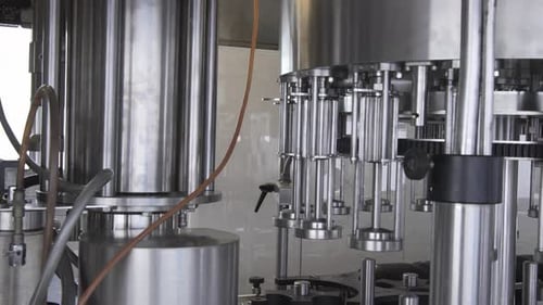 Les composants mobiles d'embouteillage et d'étiquetage du vin sont testés sans aucune bouteille.
