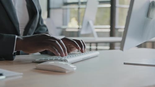 Nahaufnahme Afroamerikanischer Fachprogrammierer Geschäftsmann arbeitet Computer im modernen Büro-Typing