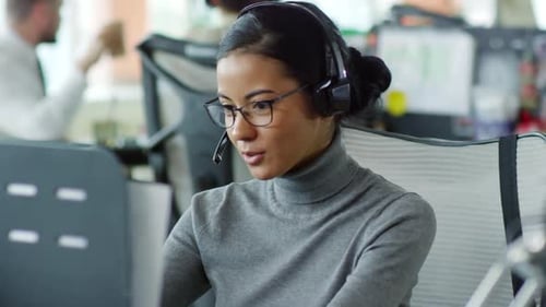 Mujer feliz viendo un vídeo musical con auriculares