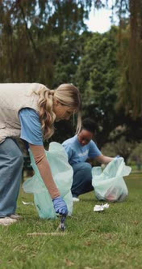 Parque, voluntariado o personas con bolsas de basura para limpiar, campaña de reciclaje de una ONG