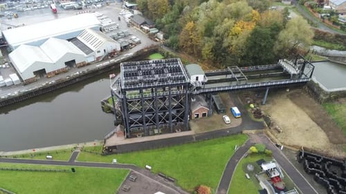 Elevador industrial victoriano para barcos por el canal de Anderton, vista aérea, vista aérea, vista de pájaro, órbita alta a la derecha