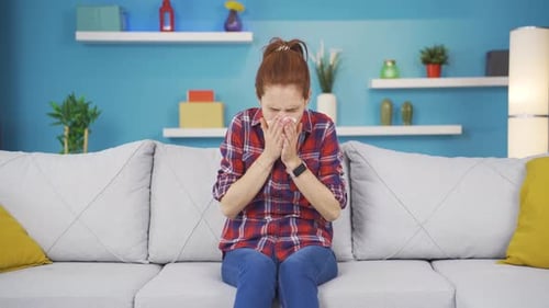 Jeune femme malade dont les os lui font mal quand il éternue.