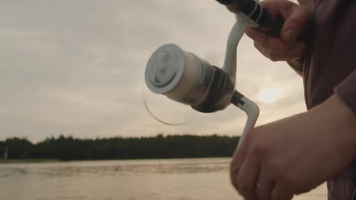 Junge Fischerin fängt Fische bei Sonnenuntergang in Nahaufnahme