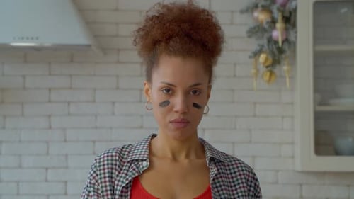 Entschlossen, hübscher Afroamerikaner, der dir beim Gesten zusieht