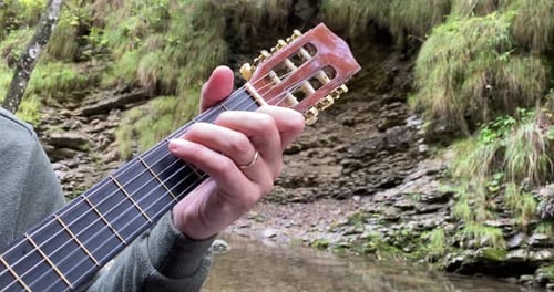 Je joue de la guitare pour mon amour
