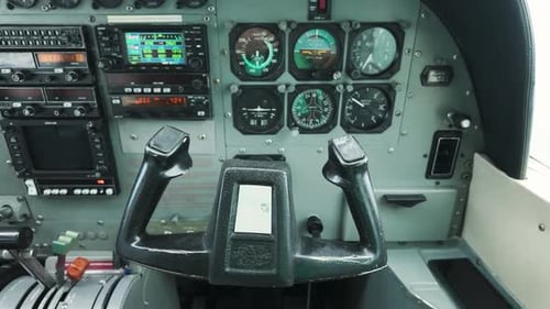 Commandes de direction intérieures du poste de pilotage de l'avion Cessna qui se déplacent pendant le vol avec affichage des instruments