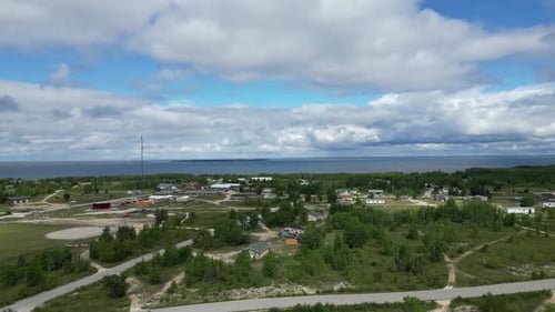 Un Zumbido aéreo en movimiento de una zona residencial y Cedar Lake en Easterville y Chemawawin Cr.