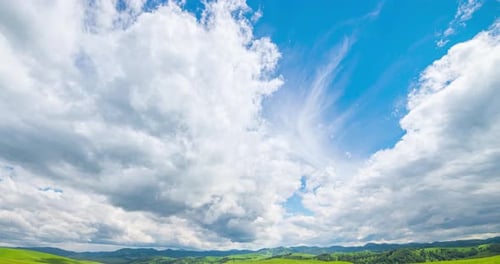 Bergwiesen, Zeitraffer im Sommer oder Herbst, Wilde Natur und ländliches Feld, schnelle Wolken
