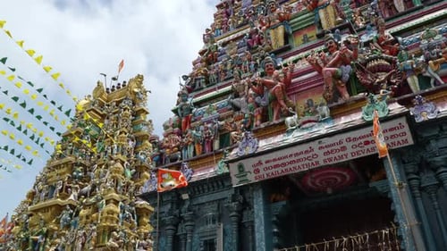 Temple hindou coloré de Gopuram avec des statues et des sculptures détaillées