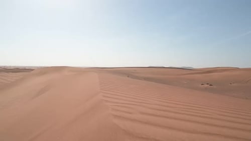 Wüste. Sand weht aus den Dünen. Sahara-Wüste