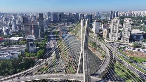 Famosa ponte de cabos na metrópole de São Paulo, Brasil.