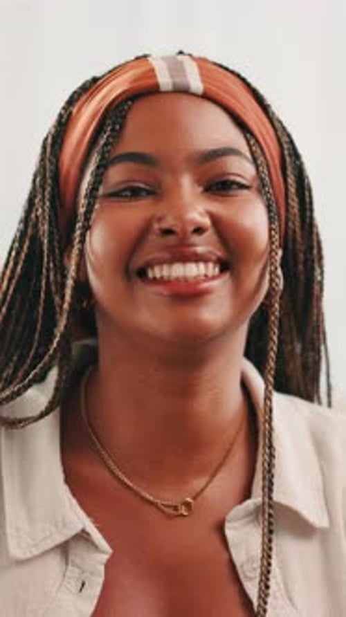 Joyeuse, détendue et visage de femme noire à la maison le week-end le matin avec une attitude positive