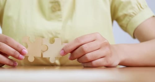 Atelier d'assemblage de casse-têtes pour un apprentissage collaboratif dans un centre communautaire visant à créer des liens