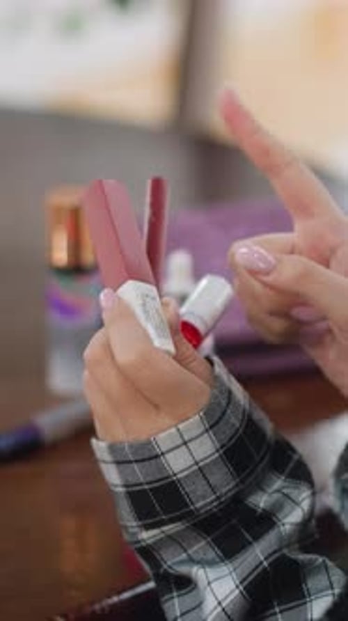 Persönliche Pflegesitzung mit Schwerpunkt auf präzisen Lippenstift-Testmethoden Ein fesselndes Tutorial mit Schwerpunkt