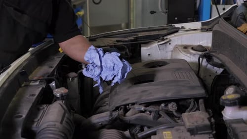 Inspektion des Motors und Überprüfung des Motorölstands an einer Tankstelle