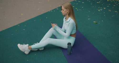 Mulher segura na mão o conceito de celular Mensagens de texto móveis no smartphone