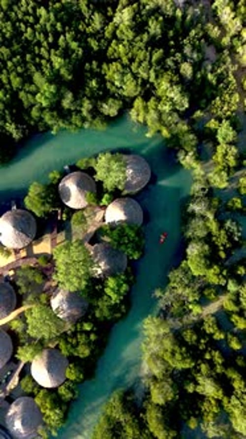 Explorez le magnifique village écologique de Koh Phayam entouré de mangroves luxuriantes