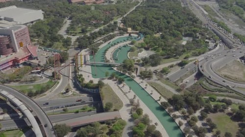 Vue aérienne en orbite du Paseo Santa Lucia, Monterrey, Nuevo Leon