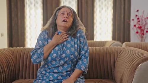 Indienne âgée ayant une crise d'asthme