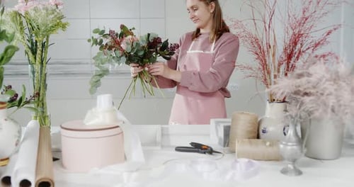 Fleuriste heureux fabriquant un bouquet en atelier