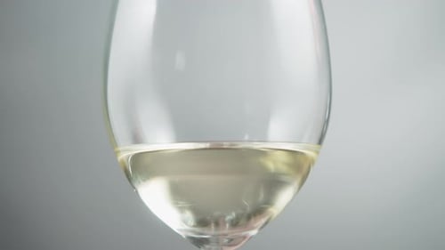 Vin blanc dans un verre