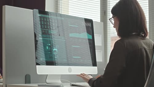 Cybersicherheitsexperten, die im Büro arbeiten