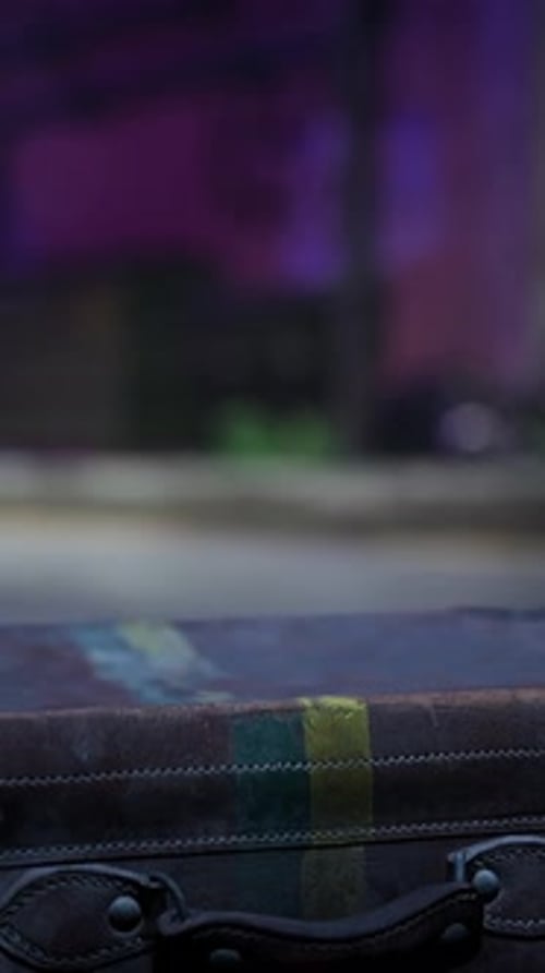 Uma mala sentada na beira da estrada