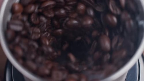Feines Mahlen von Kaffeebohnen. Nahaufnahme der Kaffeemehlkammer.
